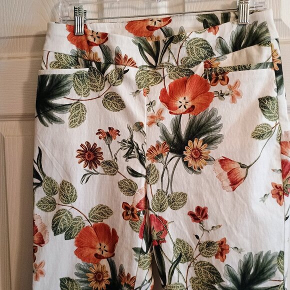 Chicos Capris, White Floral, Size .5 (6), Hi Rise - Picture 2 of 4